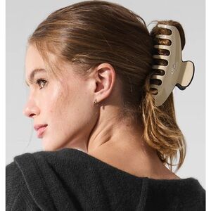 Alo Outline Claw clip